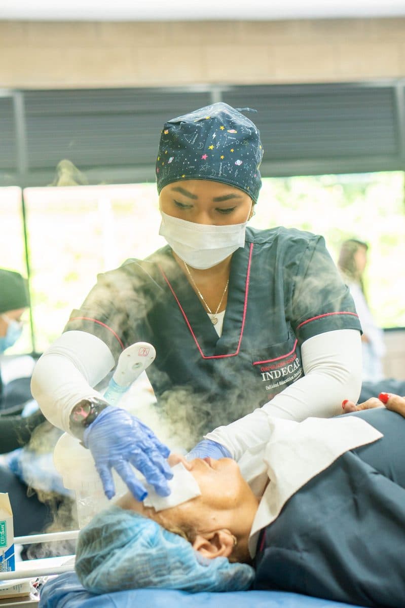 Estudiantes de Cosmetología INDECAP