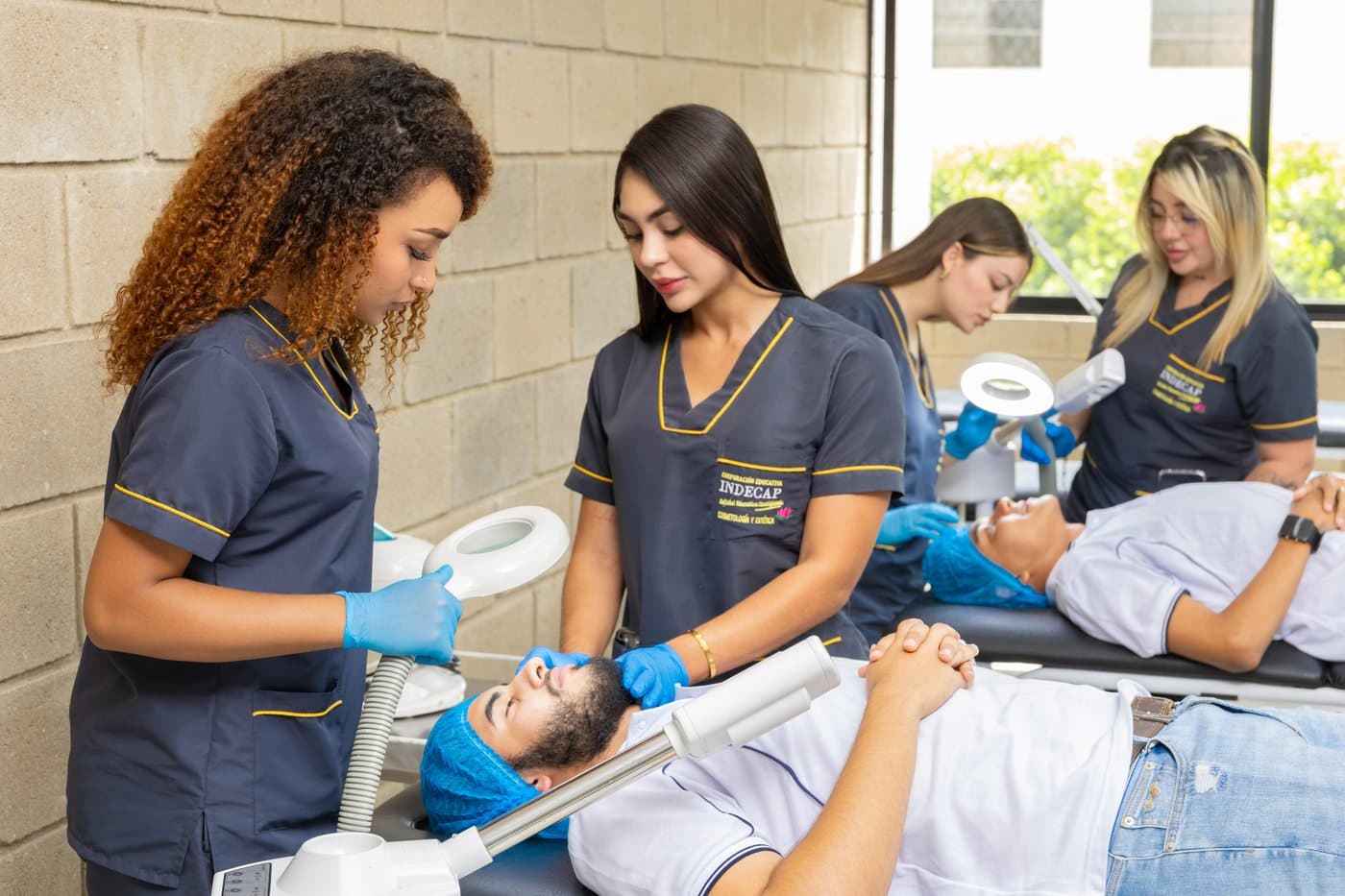 Estudiantes de Cosmetología INDECAP