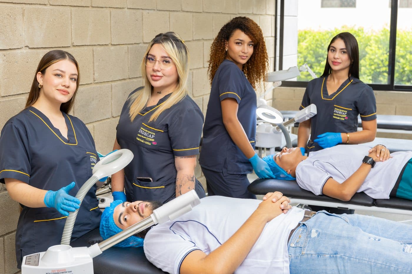 Estudiantes de Cosmetología INDECAP