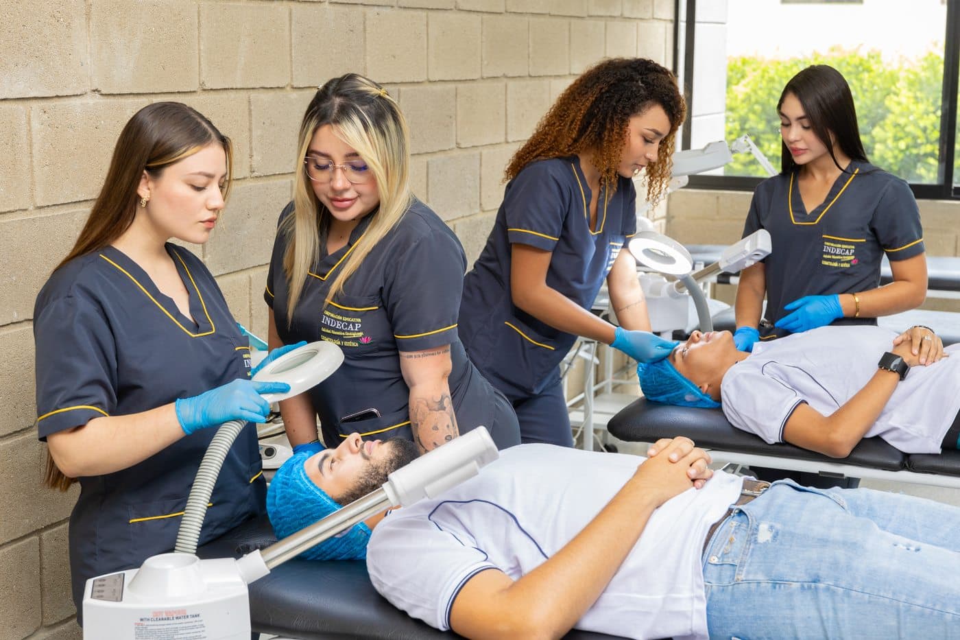 Estudiantes de Cosmetología INDECAP